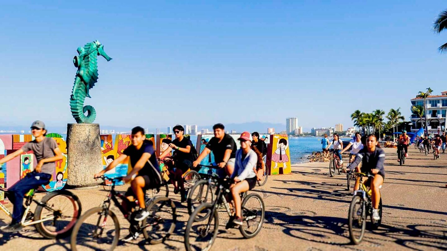 Compas llegnado al malecon